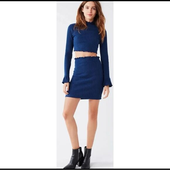 URBAN OUTFITTERS Edie Ribbed Lettuce-Edge Navy Blue Mini Skirt Size Medium - Picture 1 of 9